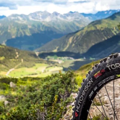 TEST: pl&aacute;&scaron;ť Hutchinson Toro Gravity - najlep&scaron;ia voľba na celoročn&eacute; použitie