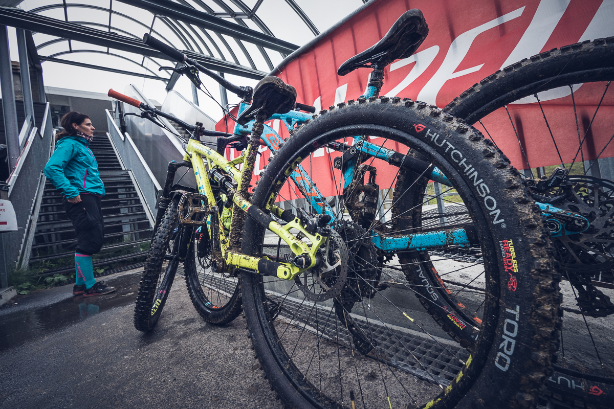 TEST: pl&aacute;&scaron;ť Hutchinson Toro Gravity - najlep&scaron;ia voľba na celoročn&eacute; použitie