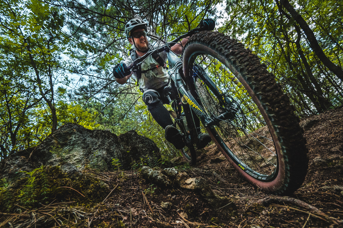 TEST: Nov&yacute; pl&aacute;&scaron;ť Hutchinson Kraken b&uacute;ra hranice naprieč discipl&iacute;nami